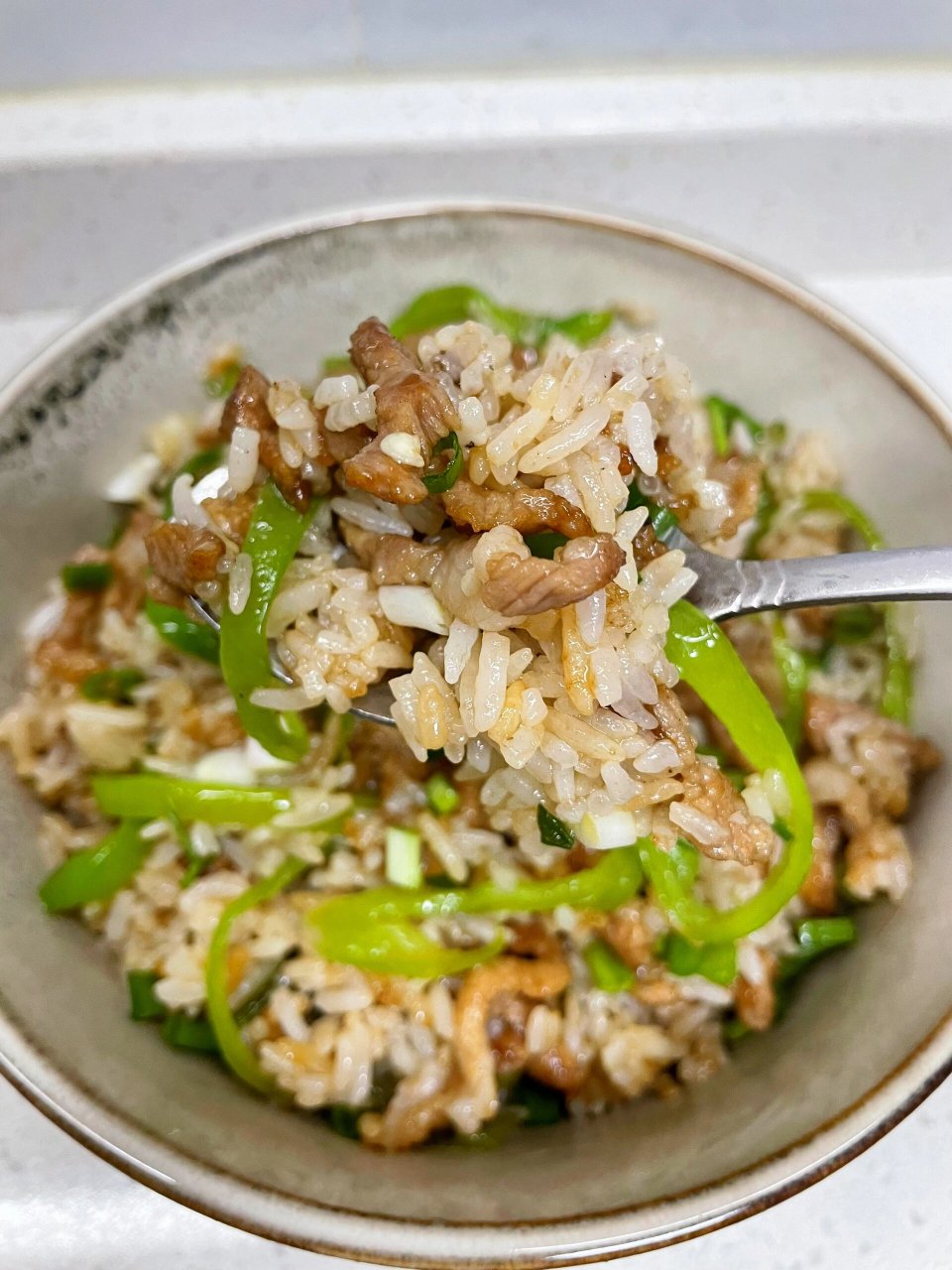 好吃得一口不剩的青椒肉丝炒饭,太香啦  无法拒绝这种炒饭,米饭粒粒