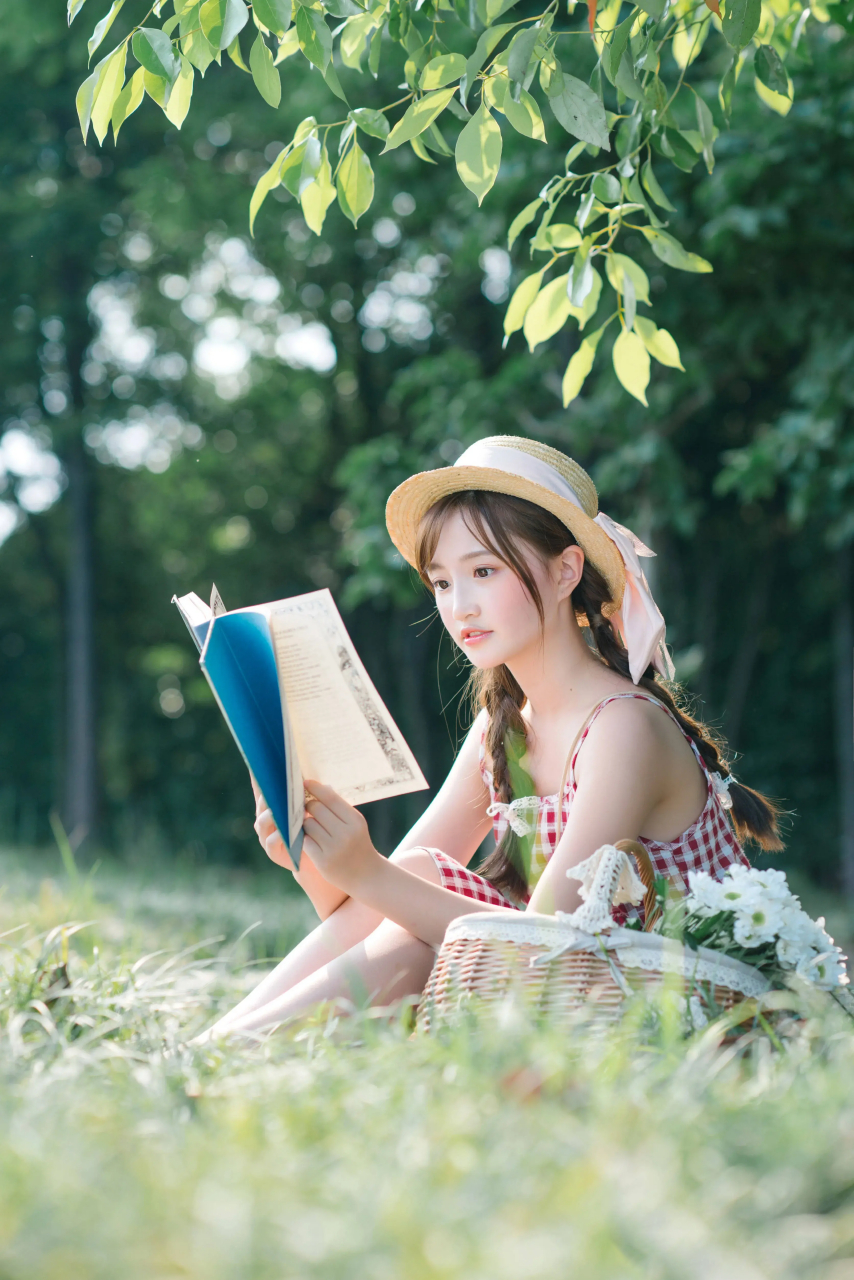 她戴着草帽,穿红格子裙,树下认真读书.清新的笑容,透露智慧与宁静