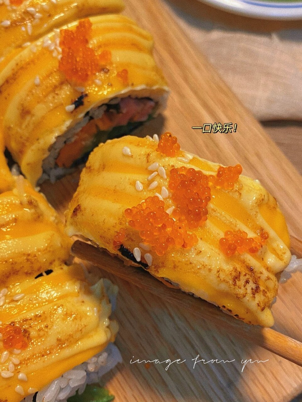 brunch|炙烤芝士寿司卷附做法 把蛋黄酱挤在芝士上 用喷枪滋啦滋啦