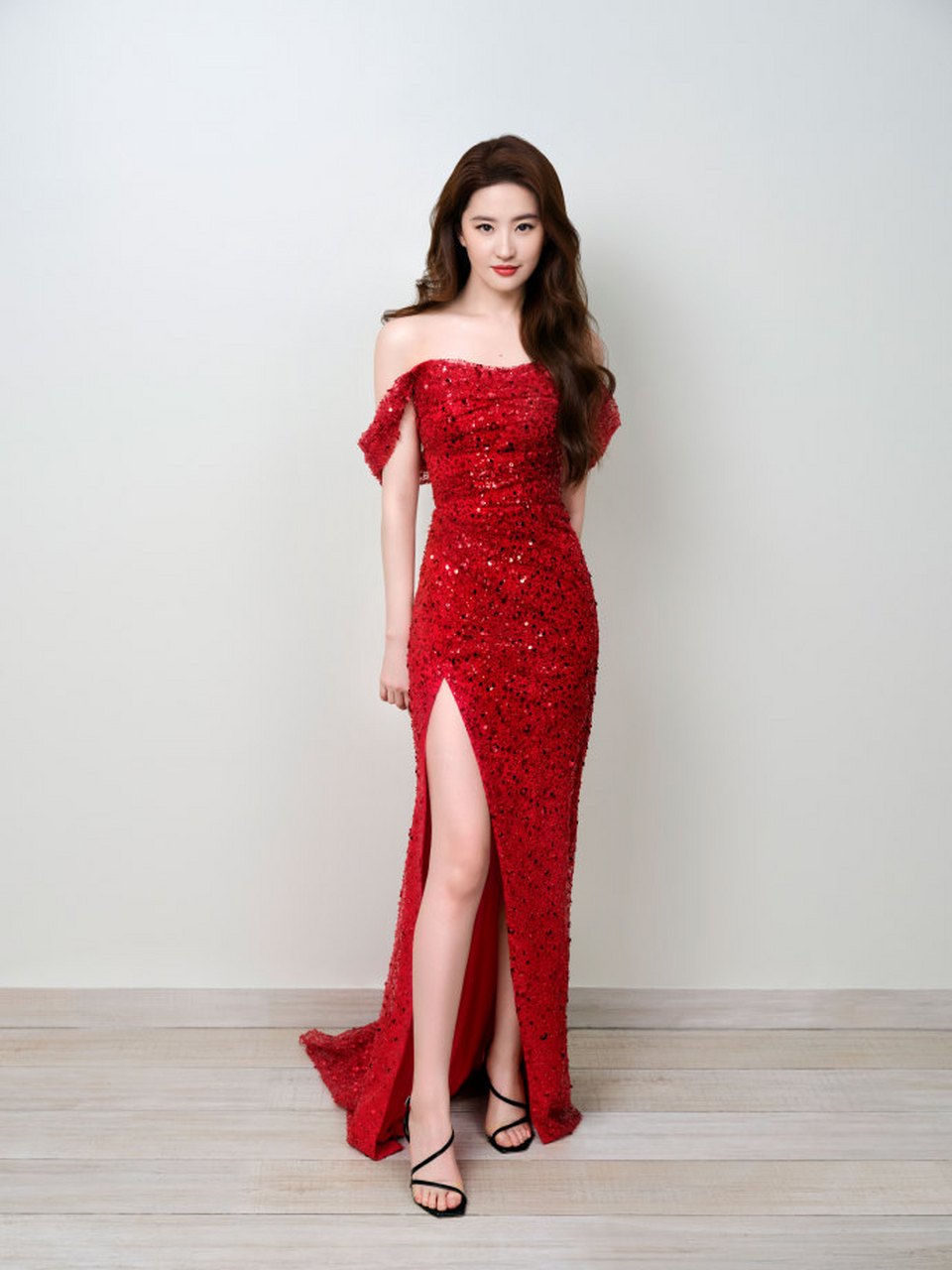 刘亦菲的这套红色抹胸礼服,再搭配上红色高跟鞋,会不会更有感觉?