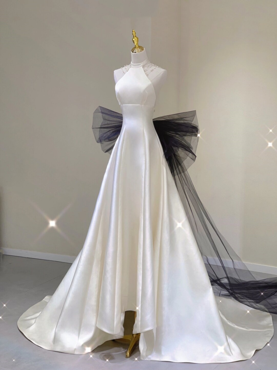 当白色婚纱融入黑色之魂  这张照片真是让人眼前一亮,仿佛一幅现代