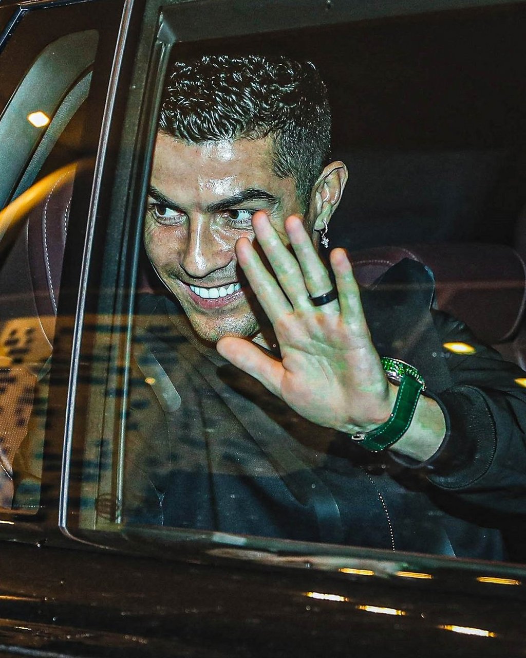 c罗在车里微笑的照片,就是这么帅气迷人.