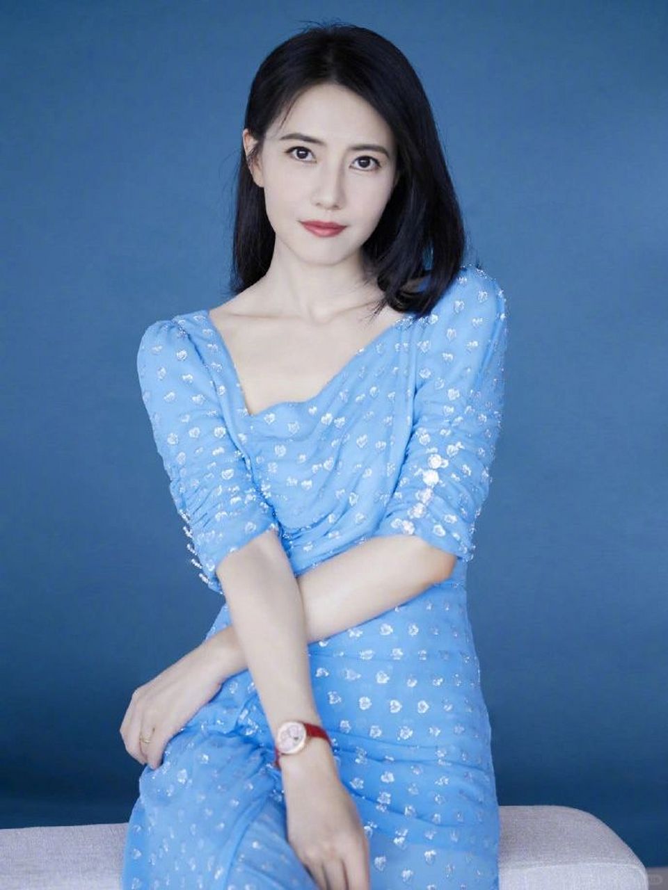 高圆圆蓝色长裙,清新优雅  大家都知道高圆圆是一个非常有名的演员和