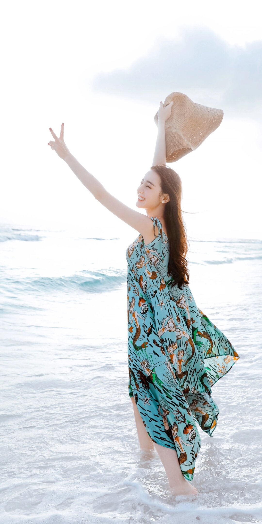 海边度假风穿搭写真迪丽热巴  近日,当红女星迪丽热巴以其独特的时尚