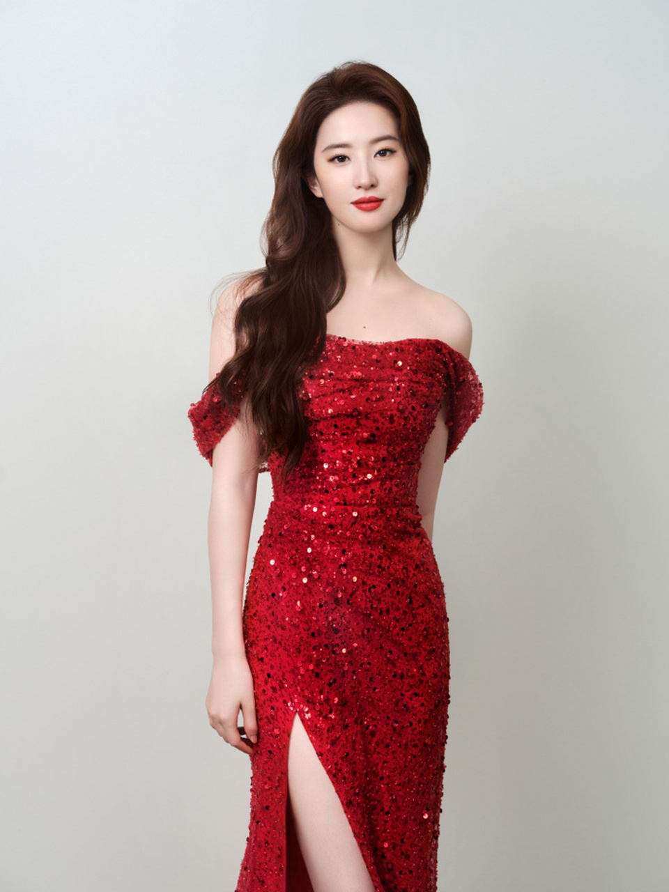 刘亦菲的这套红色抹胸礼服,再搭配上红色高跟鞋,会不会更有感觉?