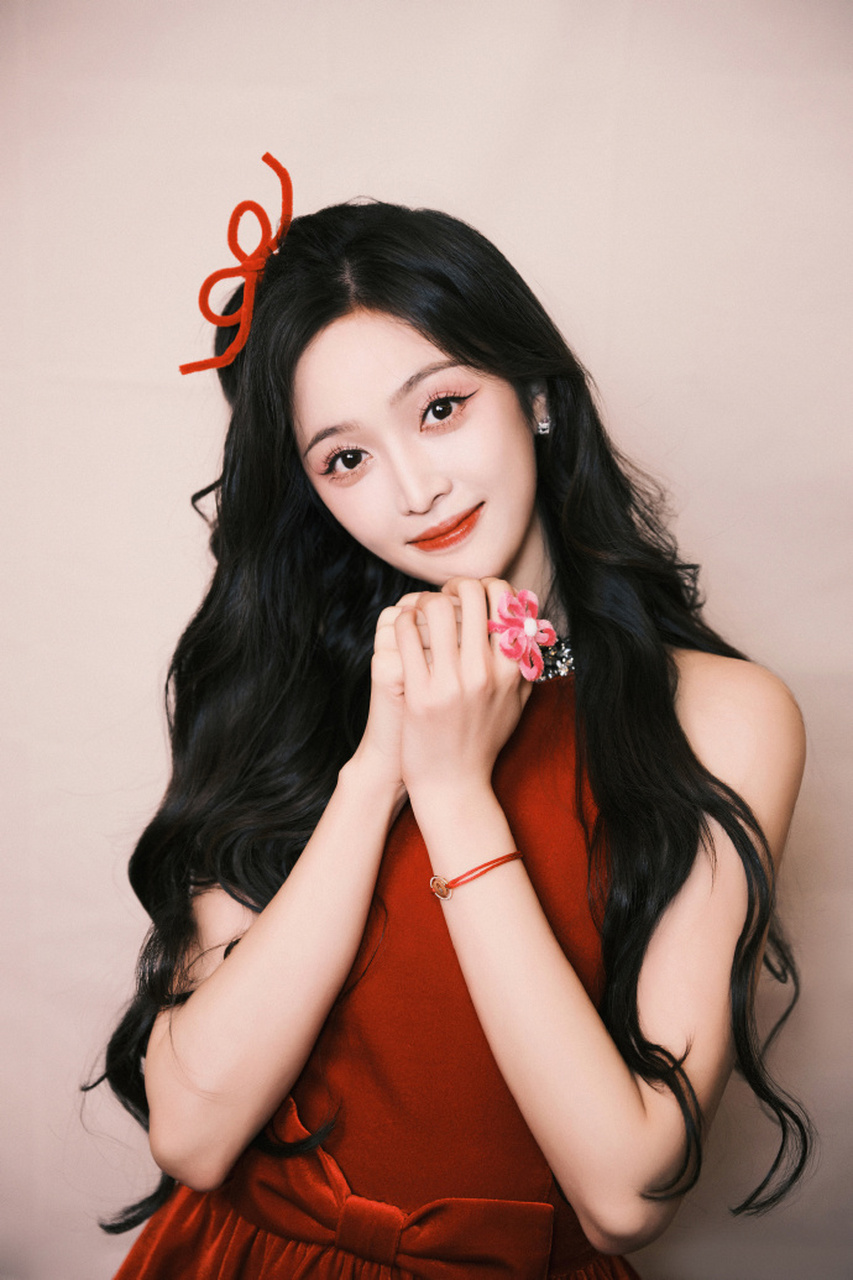 吴宣仪的新年红衣照,美的!