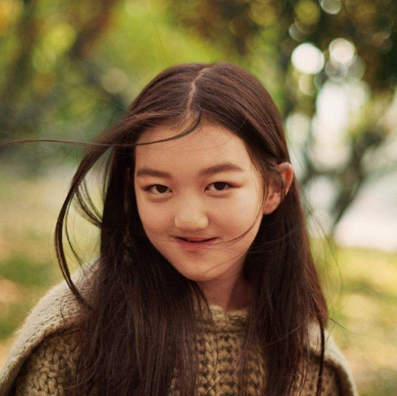 王菲女儿李嫣的画作《熊猫与竹》在慈善晚宴拍出100万价格.