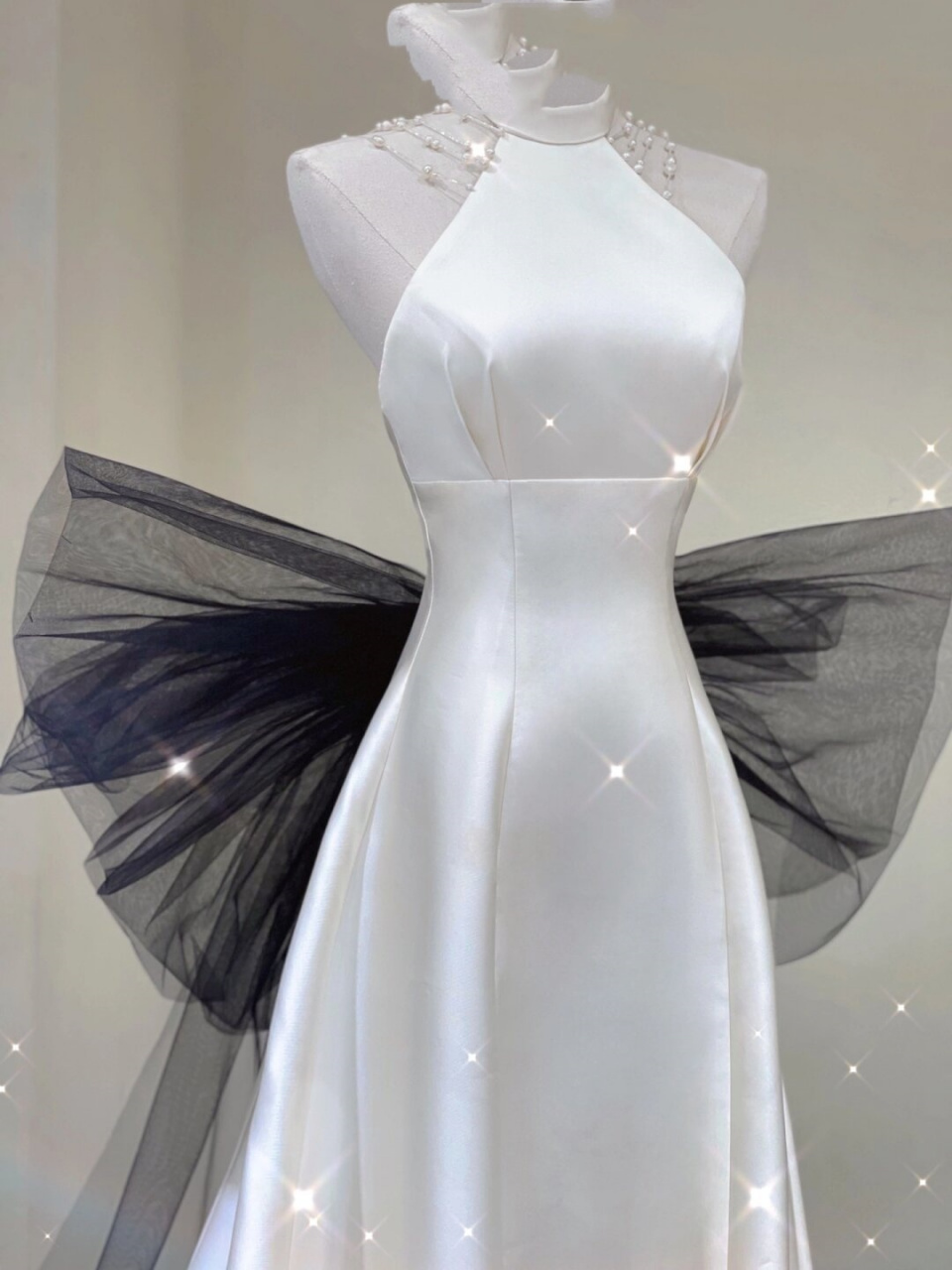 当白色婚纱融入黑色之魂  这张照片真是让人眼前一亮,仿佛一幅现代