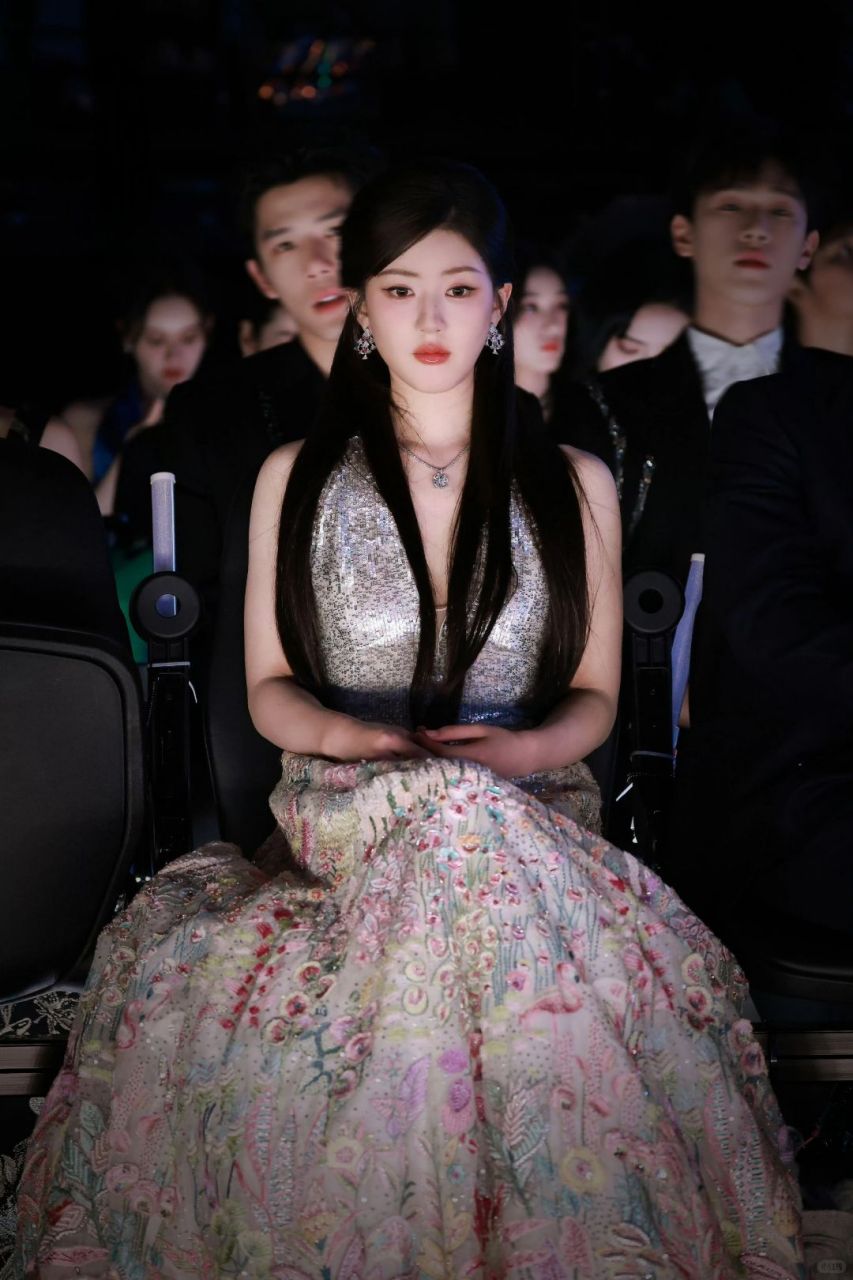 红毯秀艳压全场  这场备受瞩目的电视大赏由两位人气女演员担任主持人