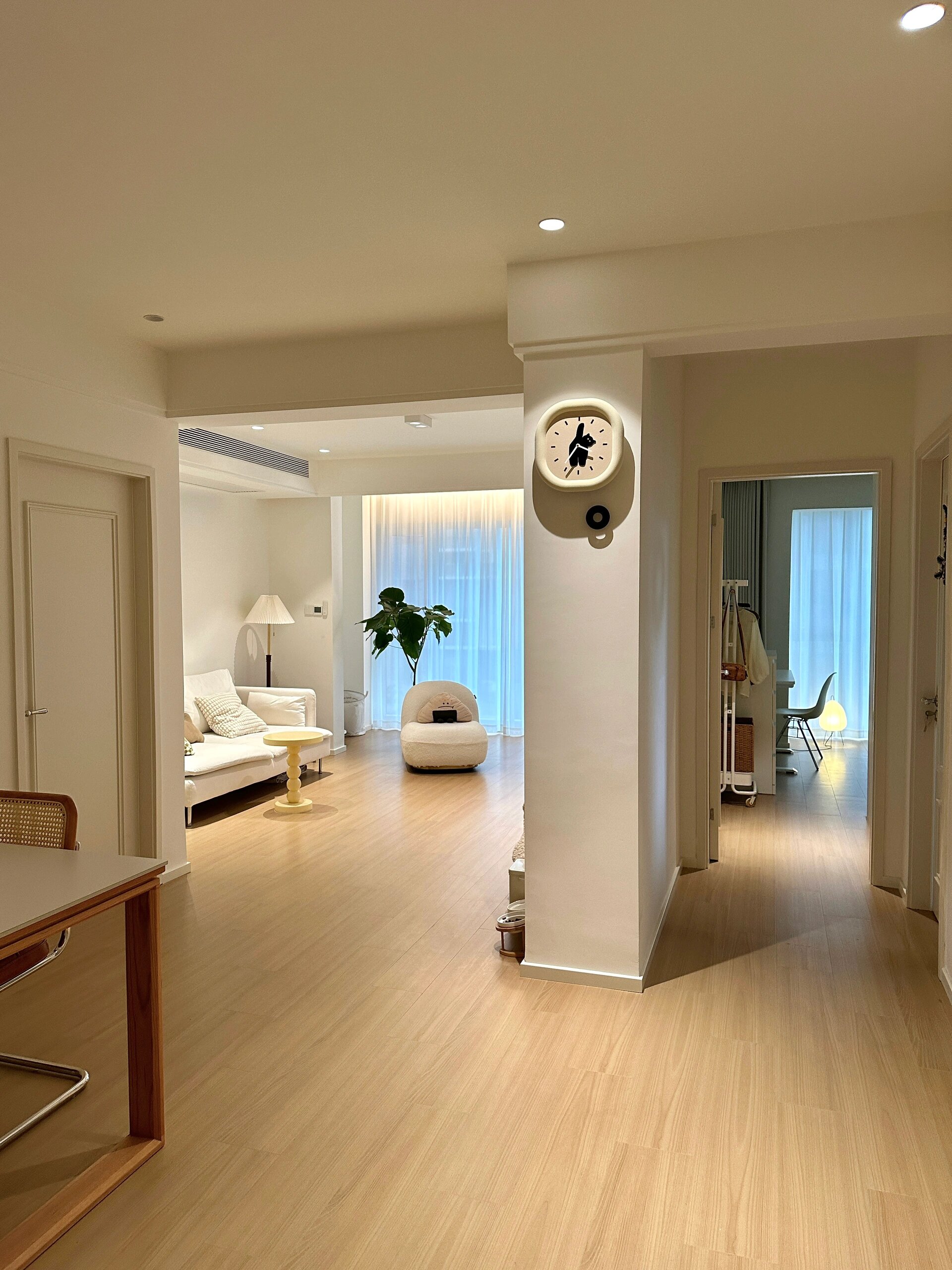 自认为家里装修已经很简单了,简单的木地板通铺,简单的双眼皮吊顶,但