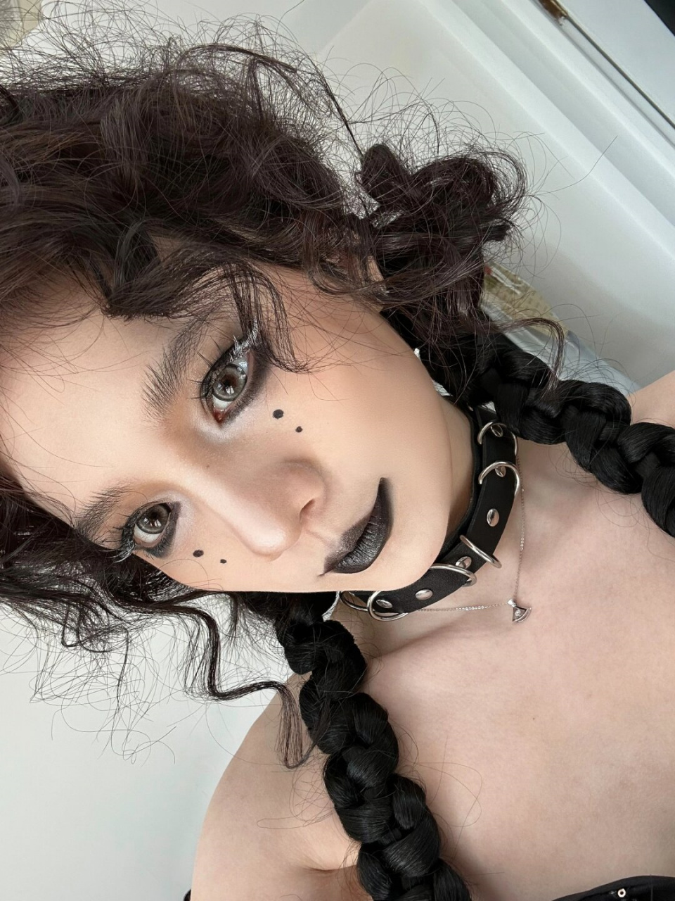 不一样的亚裔朋克烟熏妆  整个妆容强调的是个性,自由和创意,展现了