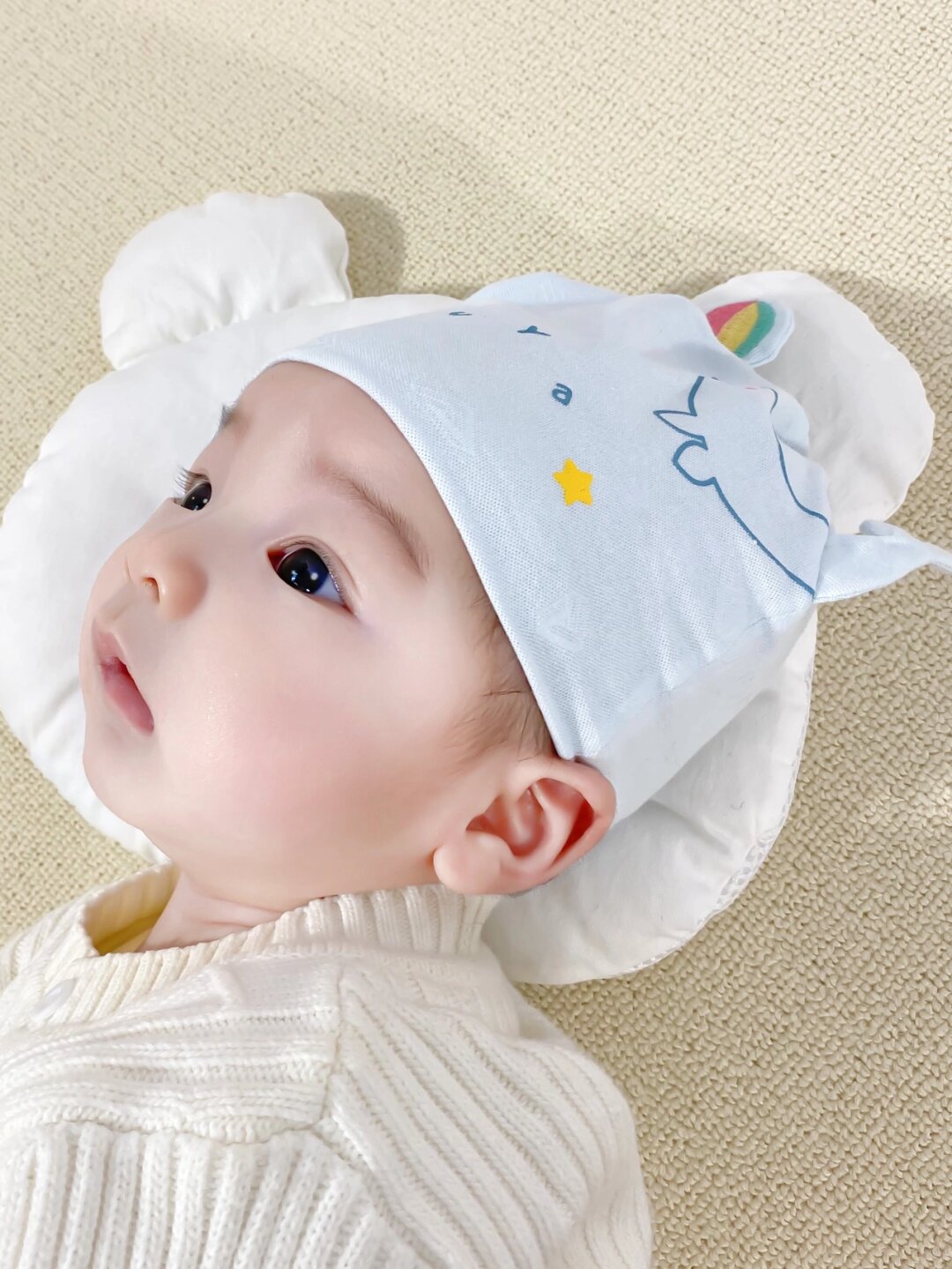 他皮肤白皙,看起来干净又健康,让人忍不住想要亲吻他的男宝宝大眼睛男