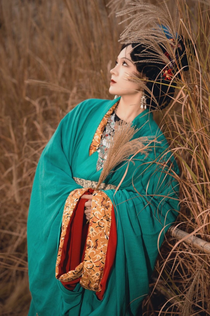 清代汉服古装  清代汉服古装,又称为"汉装",是清代汉族的传统民族服饰