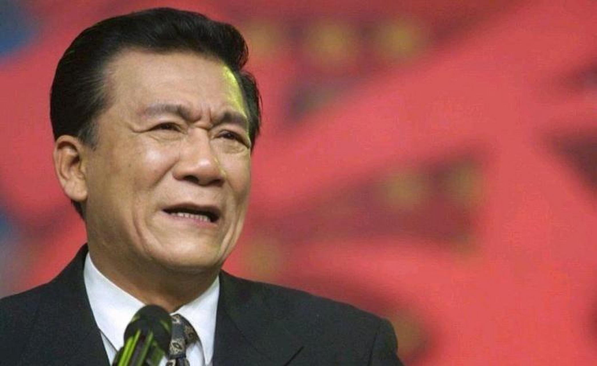 当年,相声演员侯耀文抛弃发妻刘彦,和韦唯同居在一起,眨眼功夫,侯耀文