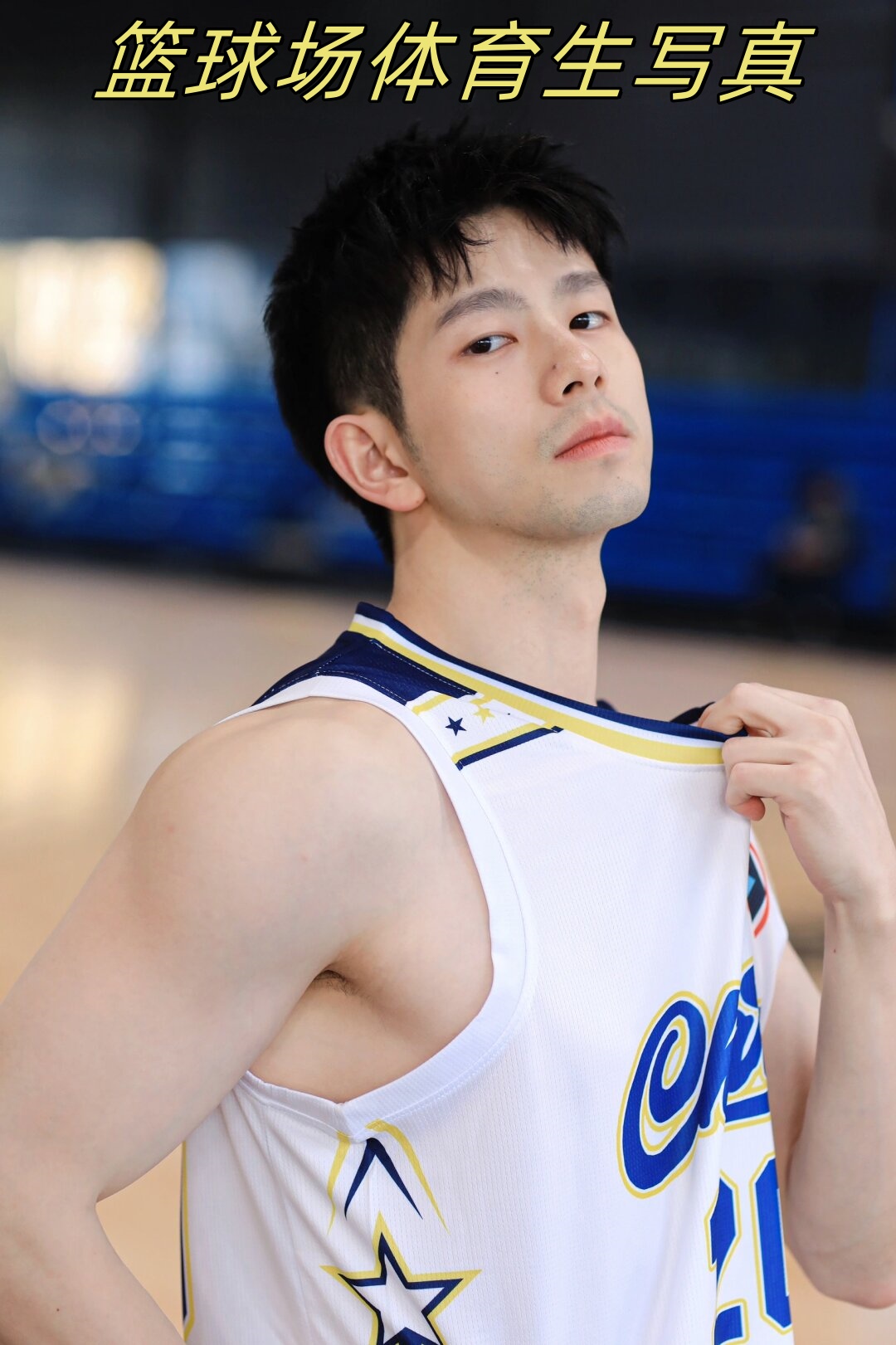 在篮球场上,他们用汗水书写青春的篇章