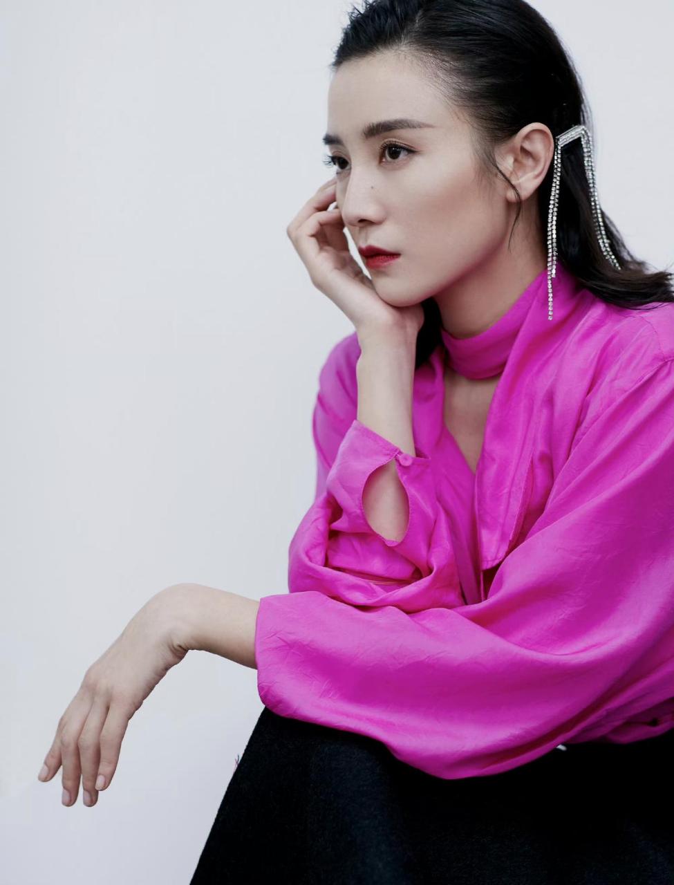 影视女演员和歌手,1980 年 11 月 13 日出生于黑龙江省哈尔滨市南岗区