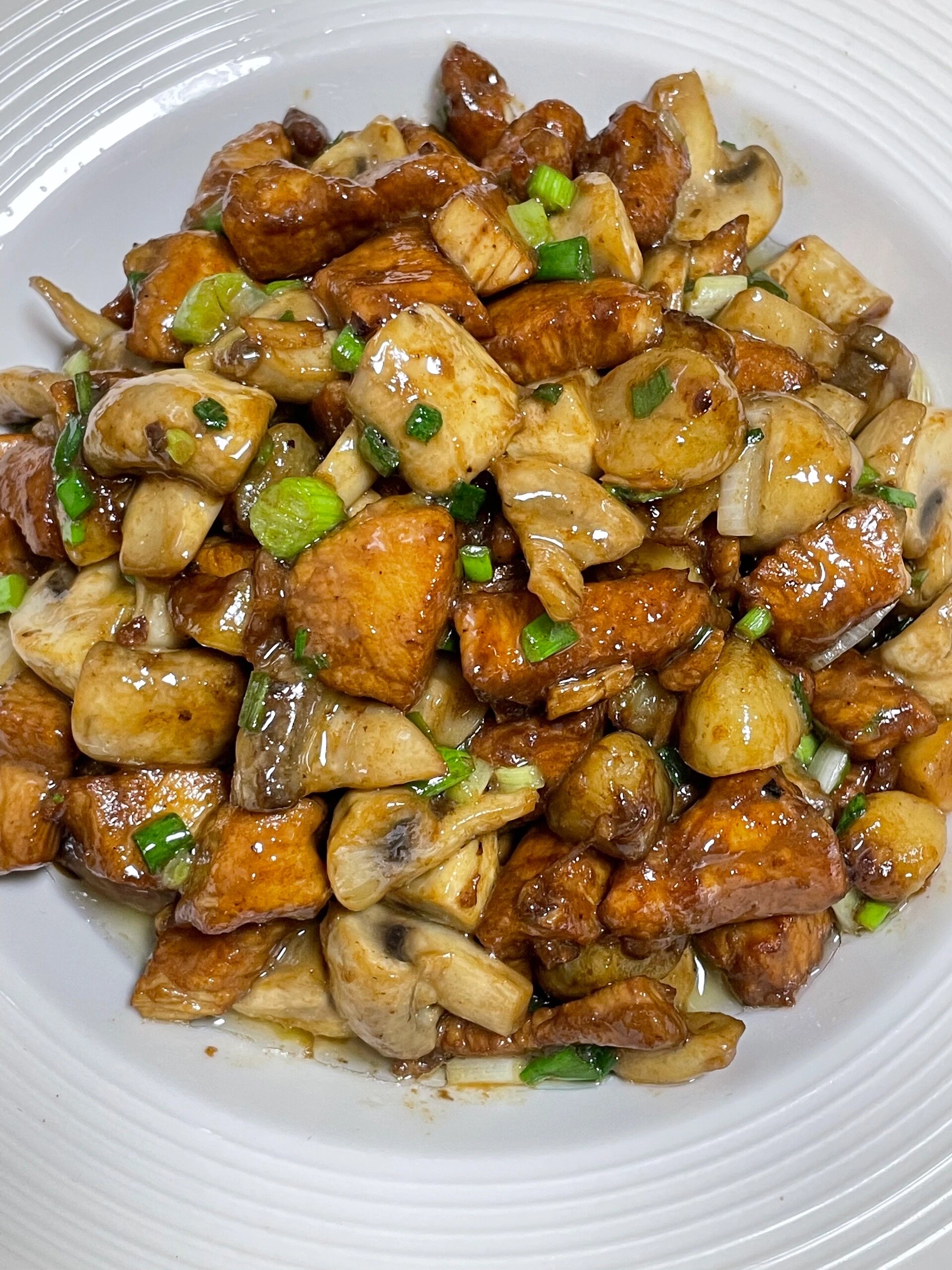 这个做法做出来还挺好吃的 食材:鸡胸肉,口蘑 做法: 1 将鸡胸肉切成块