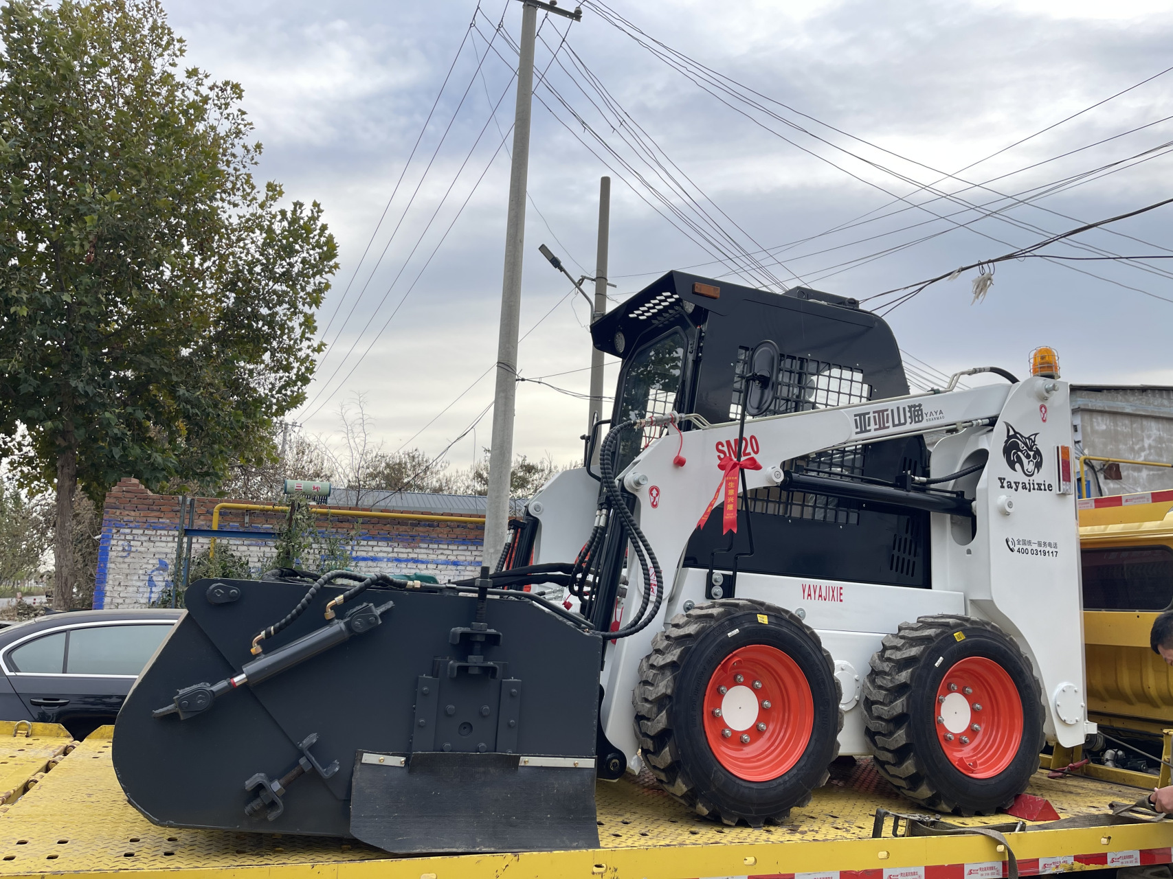 机工程底盘的强力清扫机械,通过液压驱动钢丝滚刷清扫器,对路面进行