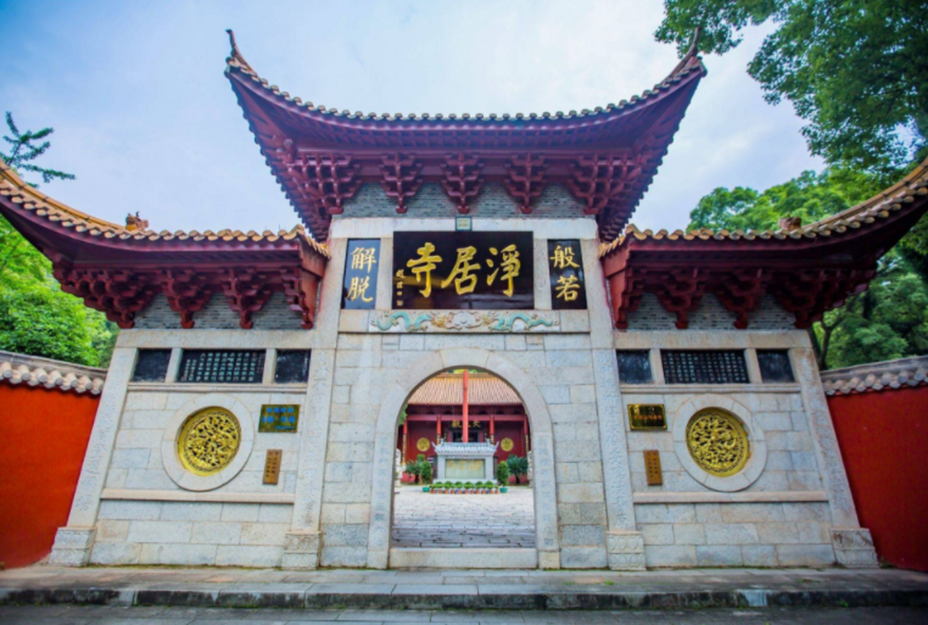 吉安市位于江西中部,拥有丰富的历史文化和自然风光.