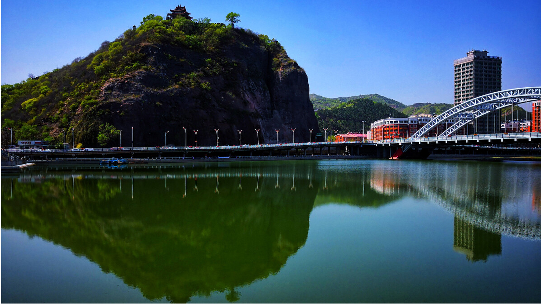 是度过充实愉快假期的好去处[原文:承德半壁山风景区介绍]