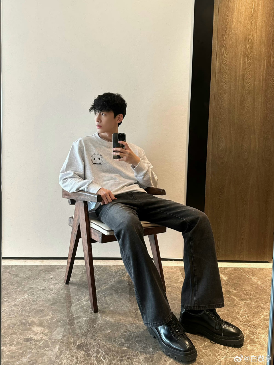 白敬亭单看脸好像不高,但实际身高183[打call]外表看着似乎很文弱,但