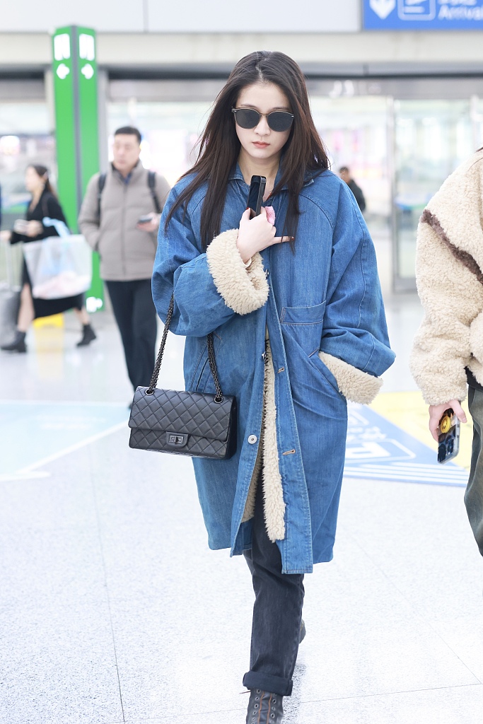 潮流尚新季# 张雪迎机场街拍来了,她穿一件牛仔大衣,内搭黑色打底