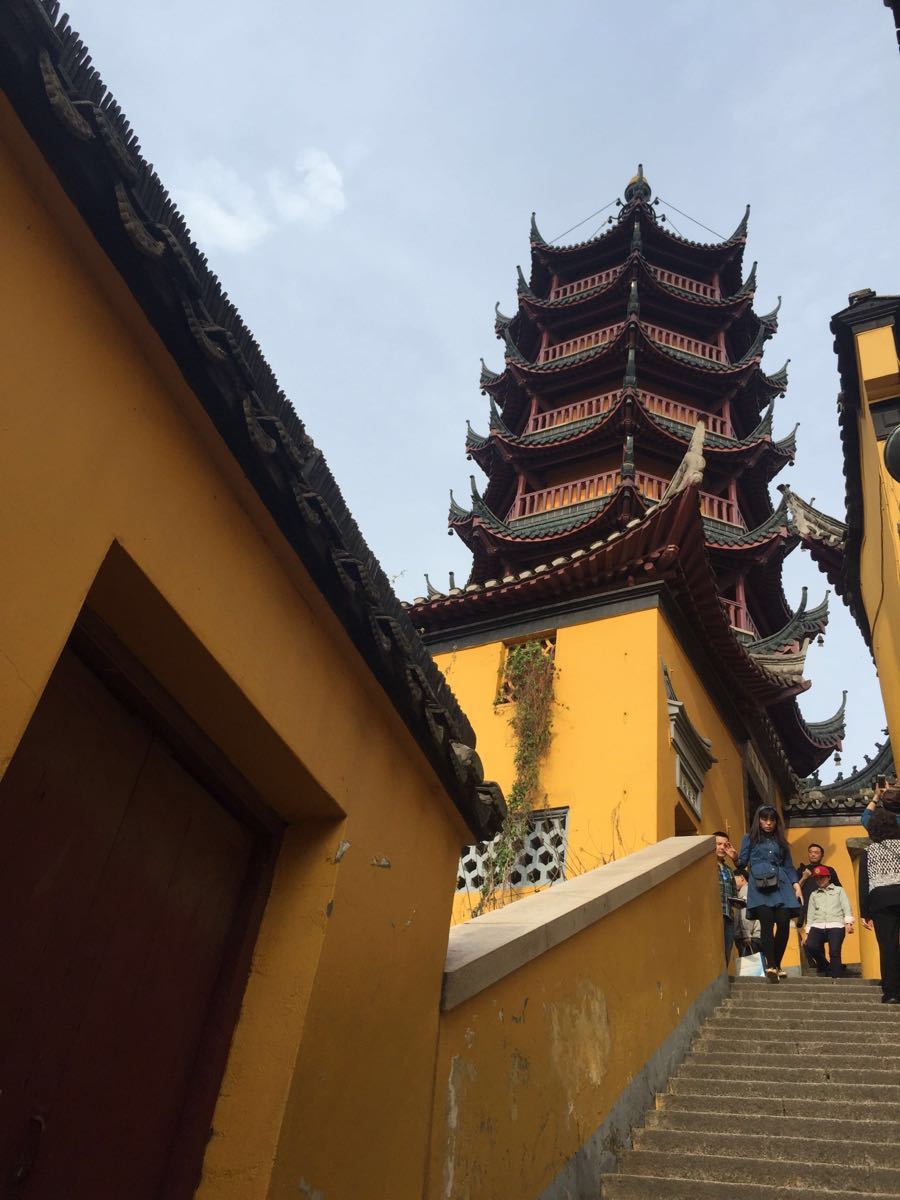 镇江金山寺景区是中国著名的佛教圣地