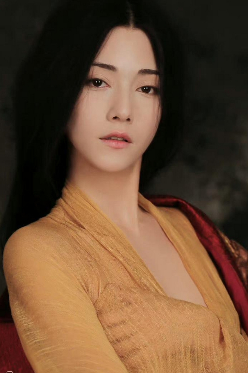 演员和模特,出生于1997年4月1日,来自俄罗斯布里亚特共和国乌兰乌德市