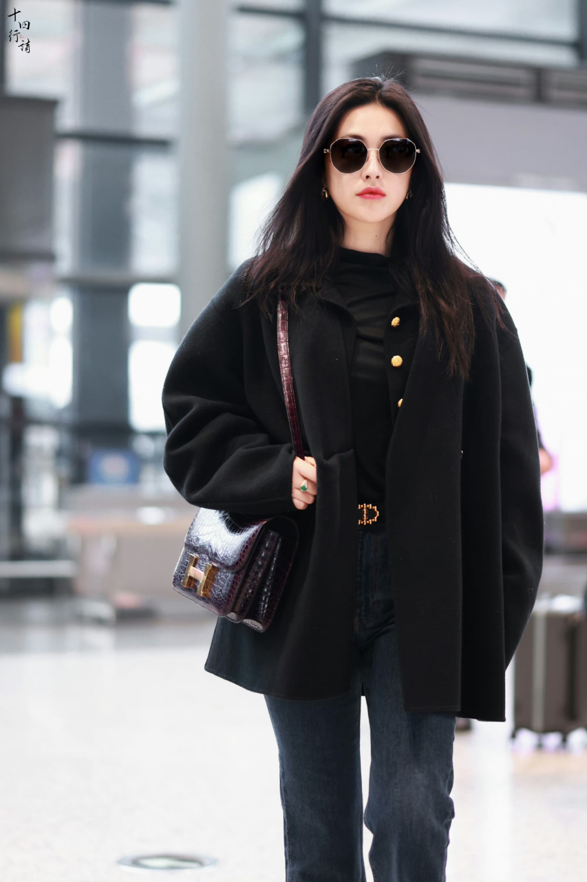 吉祥新春会# 朱珠带墨镜机场照好酷