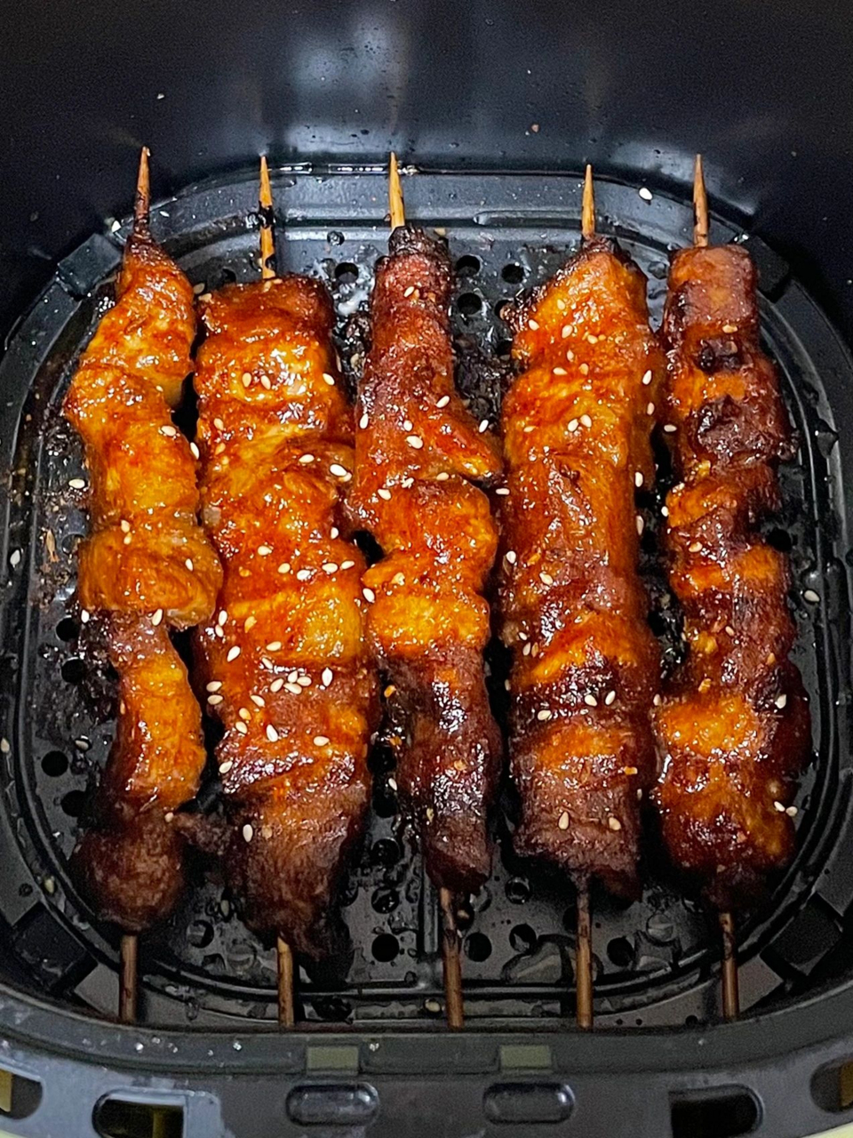 妈妈又用她的空气炸锅做美食了,今天做的是烤五花肉串,真的太好吃了