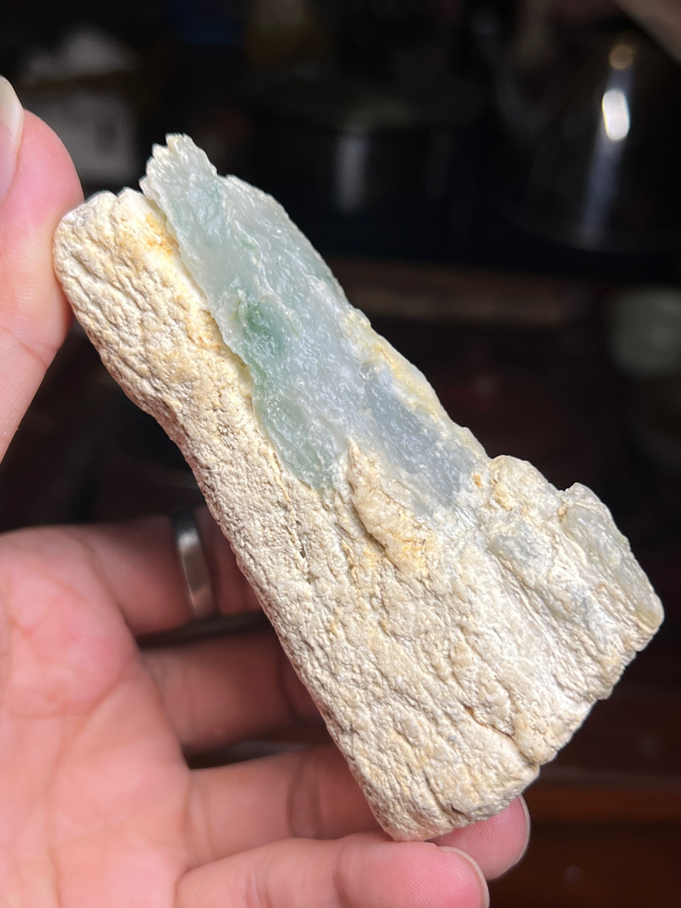 翡翠原石中的脱沙皮是怎么样的呢?