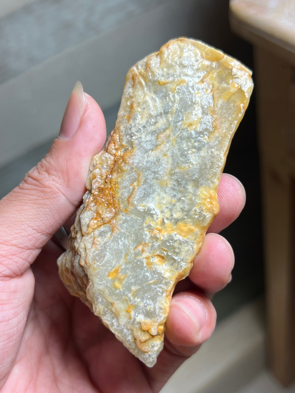 翡翠原石中的脱沙皮是怎么样的呢?