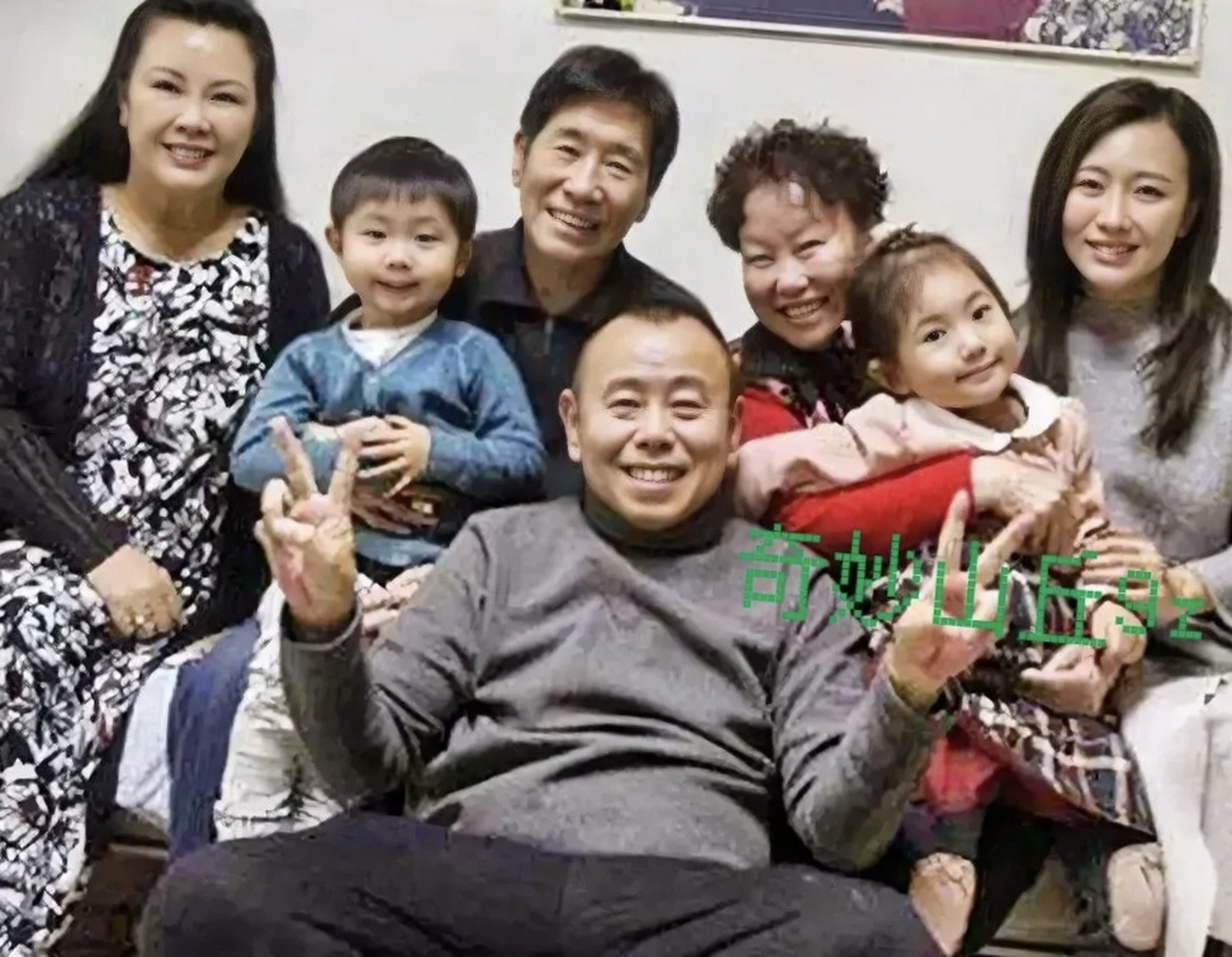 这是潘长江一家老少四代的合影,让人感受到温馨和幸福.