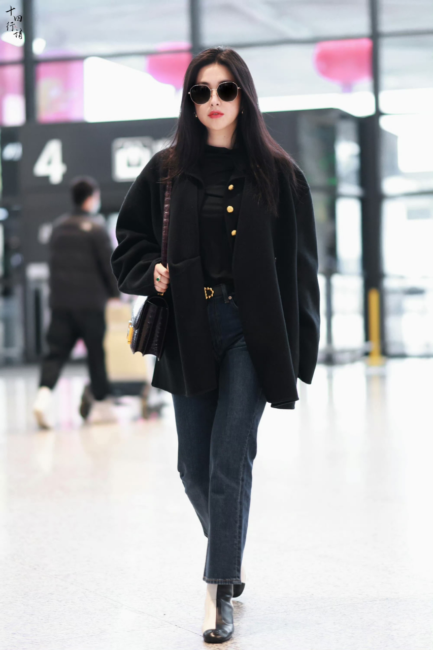 吉祥新春会# 朱珠带墨镜机场照好酷