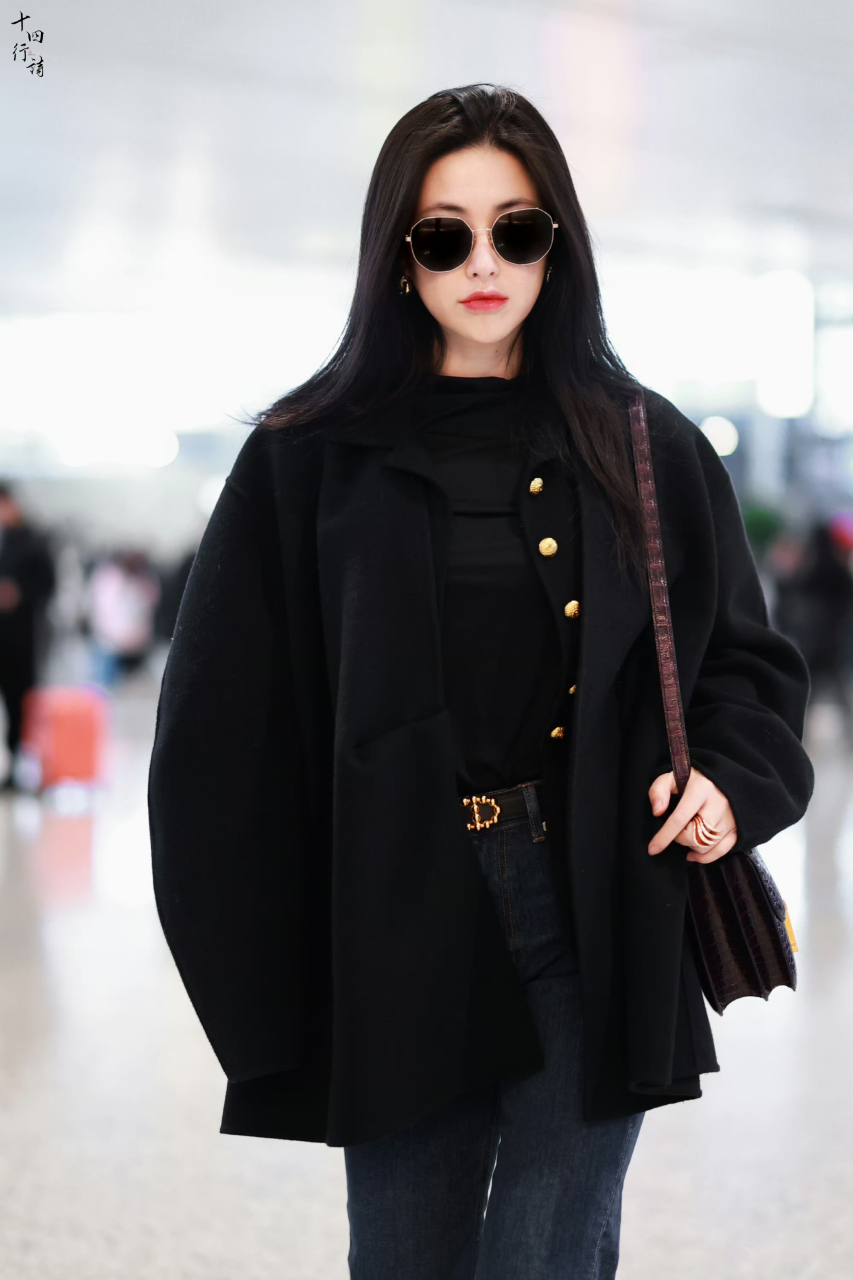 吉祥新春会# 朱珠带墨镜机场照好酷