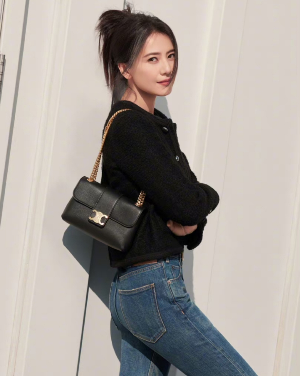 44岁高圆圆身穿黑色小香风搭配牛仔裤,头发随意简单的夹起来,简简单单