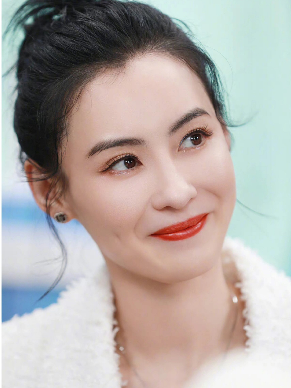 张柏芝真是检验美女的唯一标准 无论是黑白条纹t恤搭配白色短裤,还是