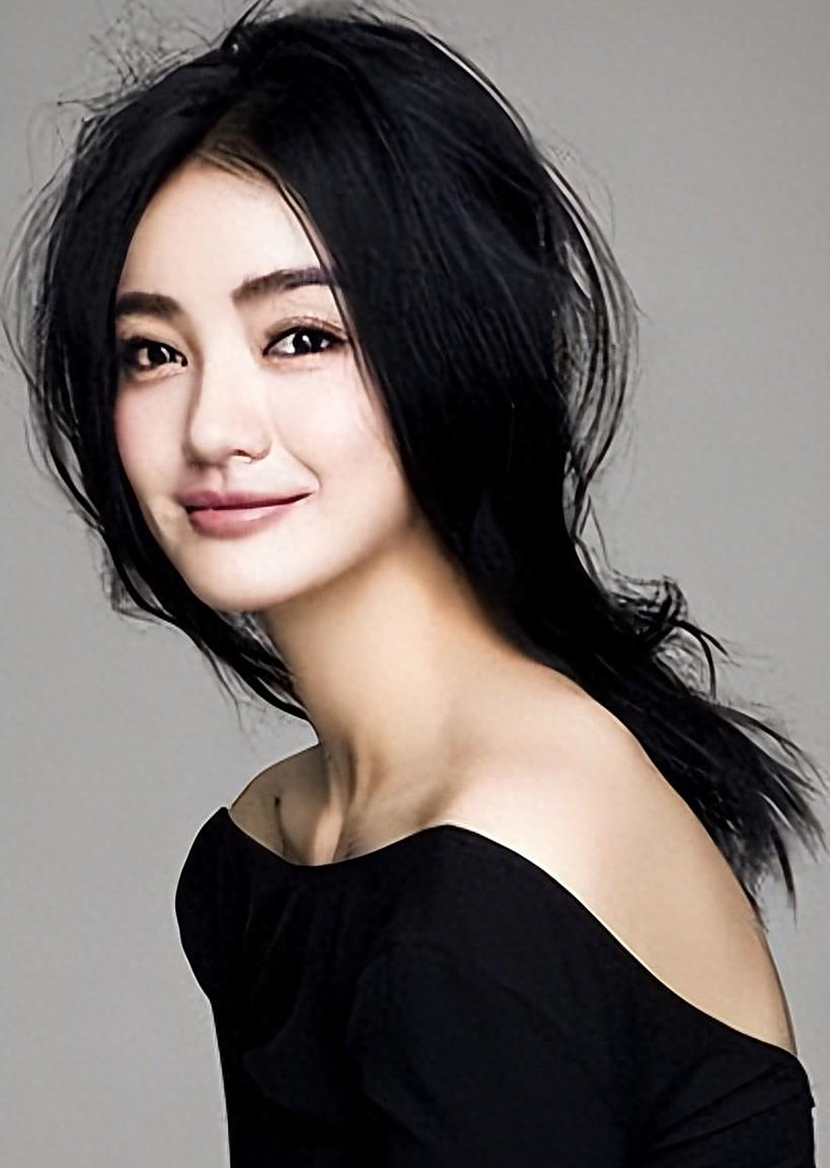 朱杰是一位淡泊名利的女演员,虽然相貌出众,但并不追求红极一时.