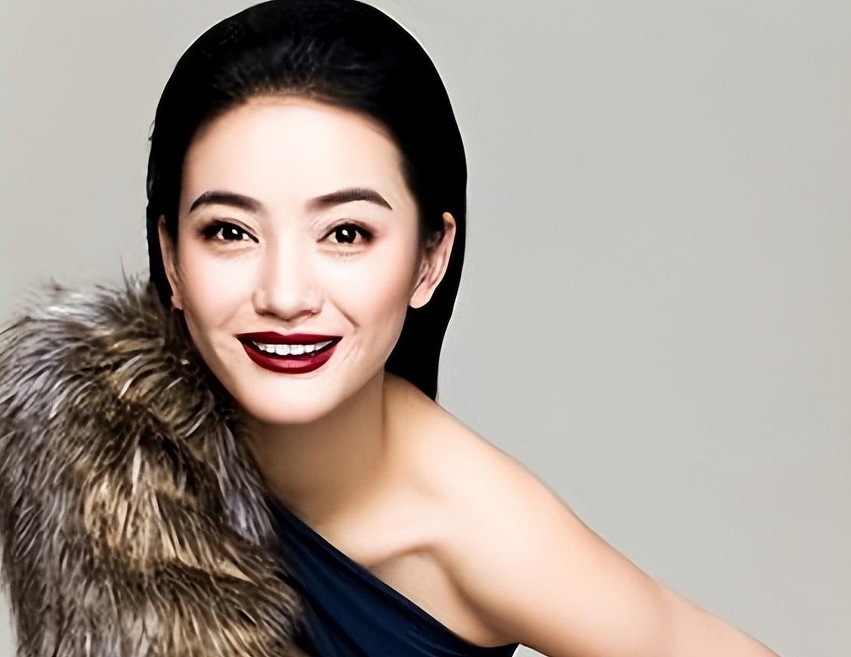 朱杰是一位淡泊名利的女演员,虽然相貌出众,但并不追求红极一时.