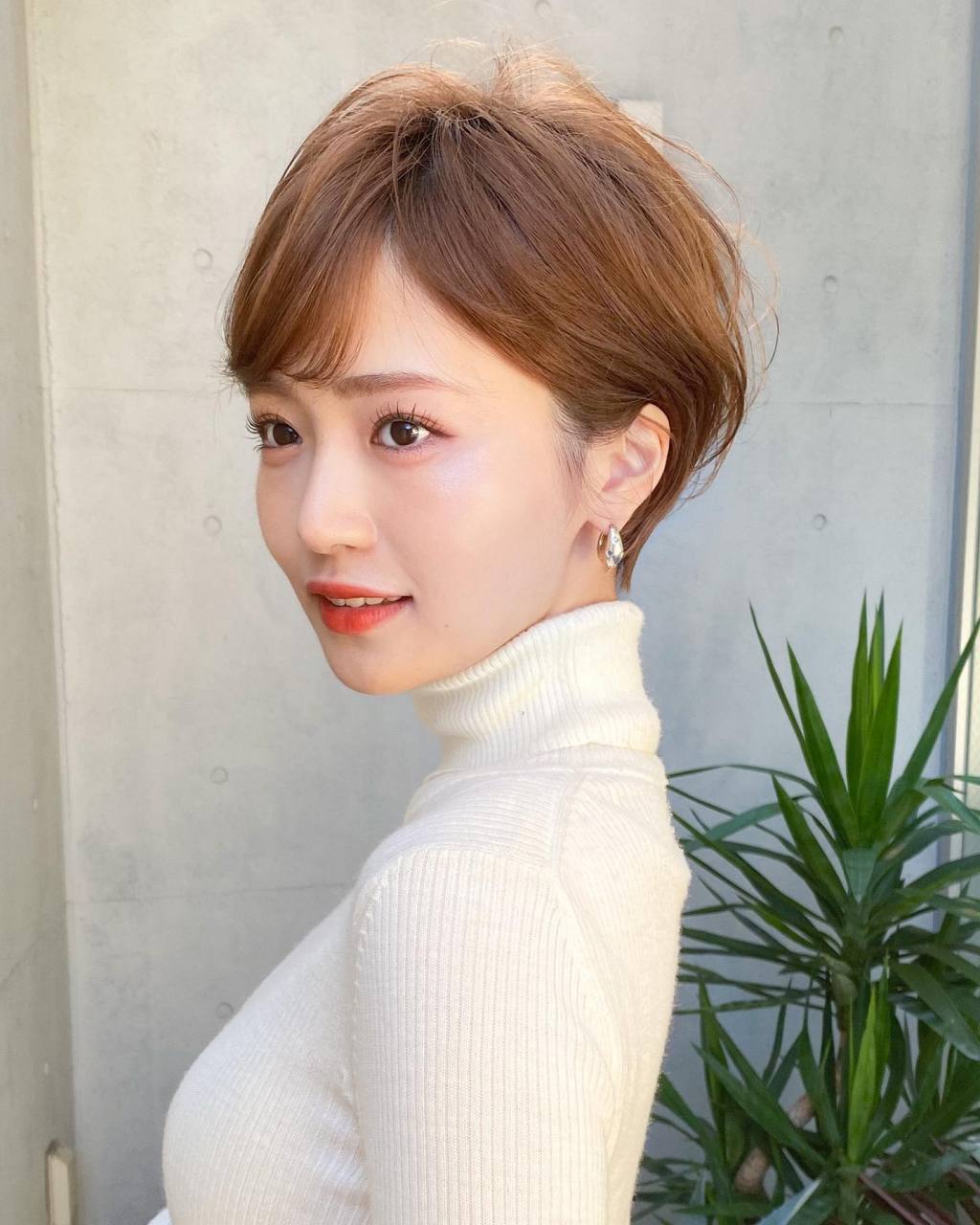 微扣波波头,挂耳短发,推边短发和线条染长发备受追捧,为女性带来全新