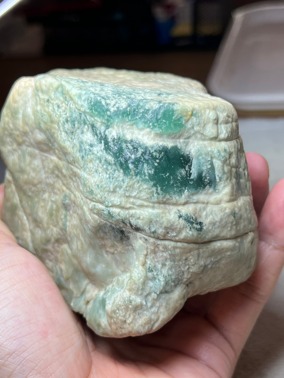 翡翠原石中的脱沙皮是怎么样的呢?