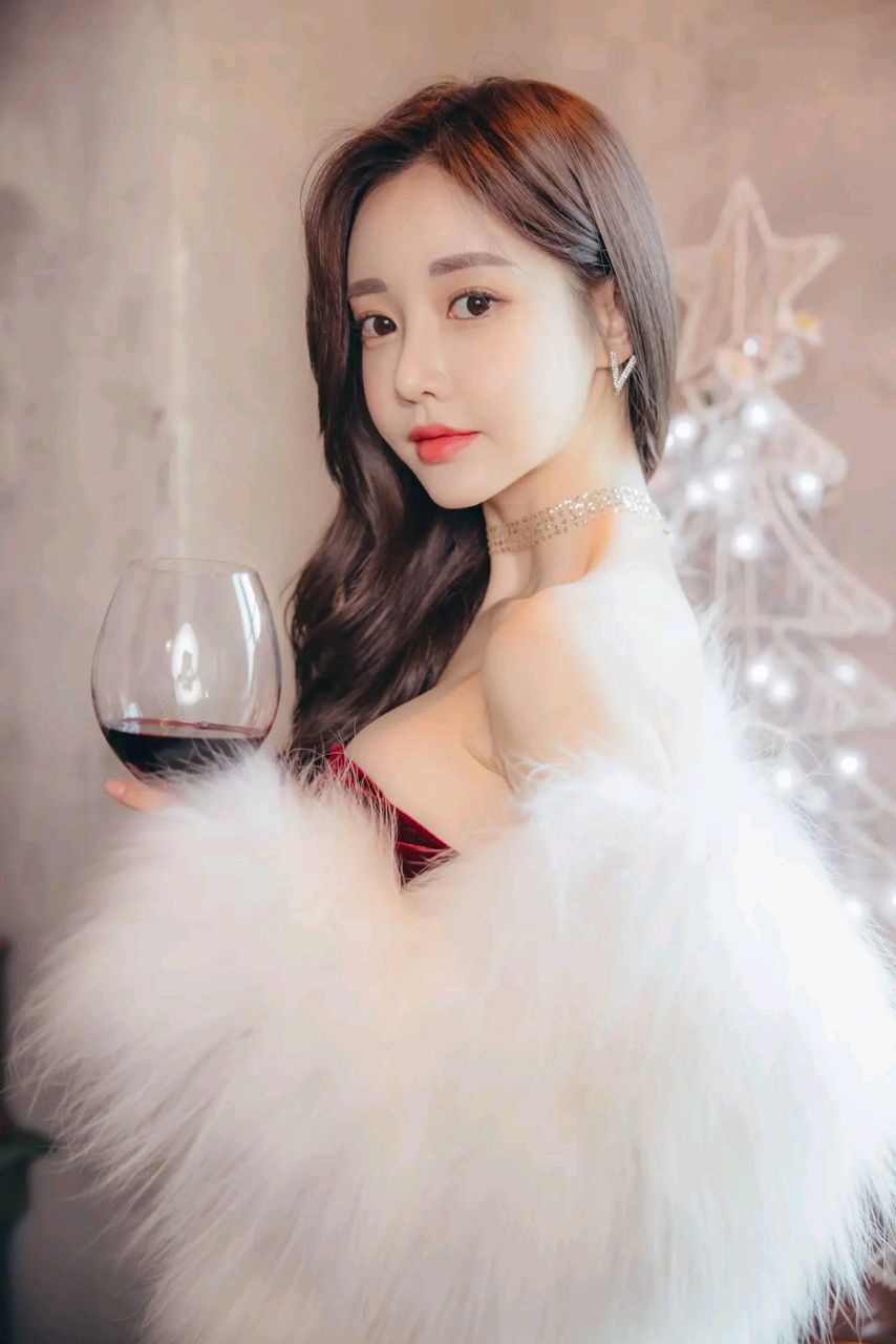 美珠酒红丝绒礼服,秀出完美身材,性感妩媚#女神孙允珠# #时尚穿搭