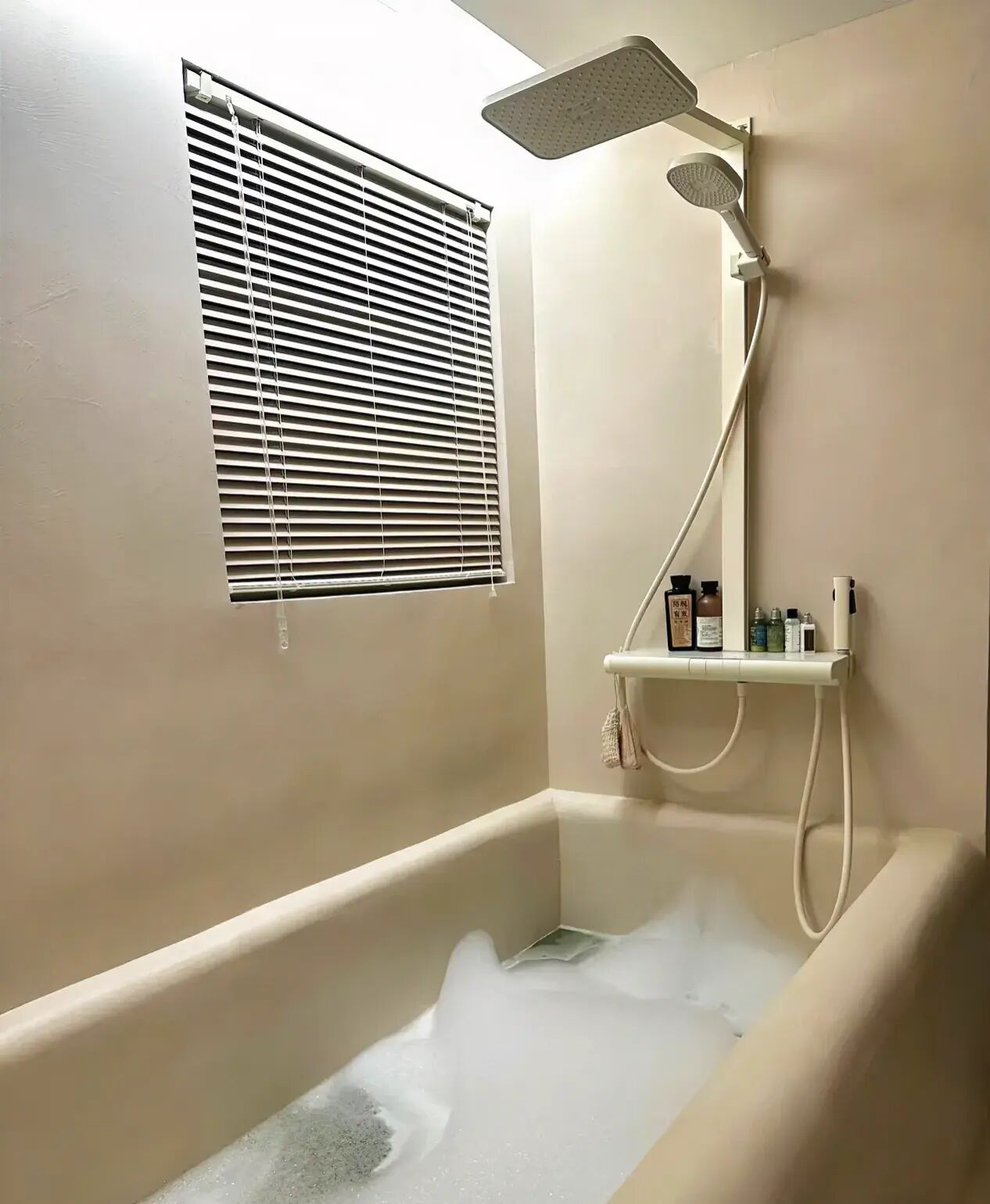 洗澡间照片浴室照片舙室洗澡照片把浴缸安在厨房里男人在家洗澡图片