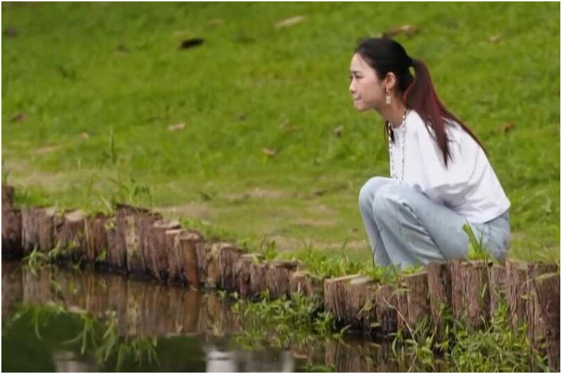 回顾折翼天使杨佩9岁失去双臂24岁创业当老板双脚活出精彩人生