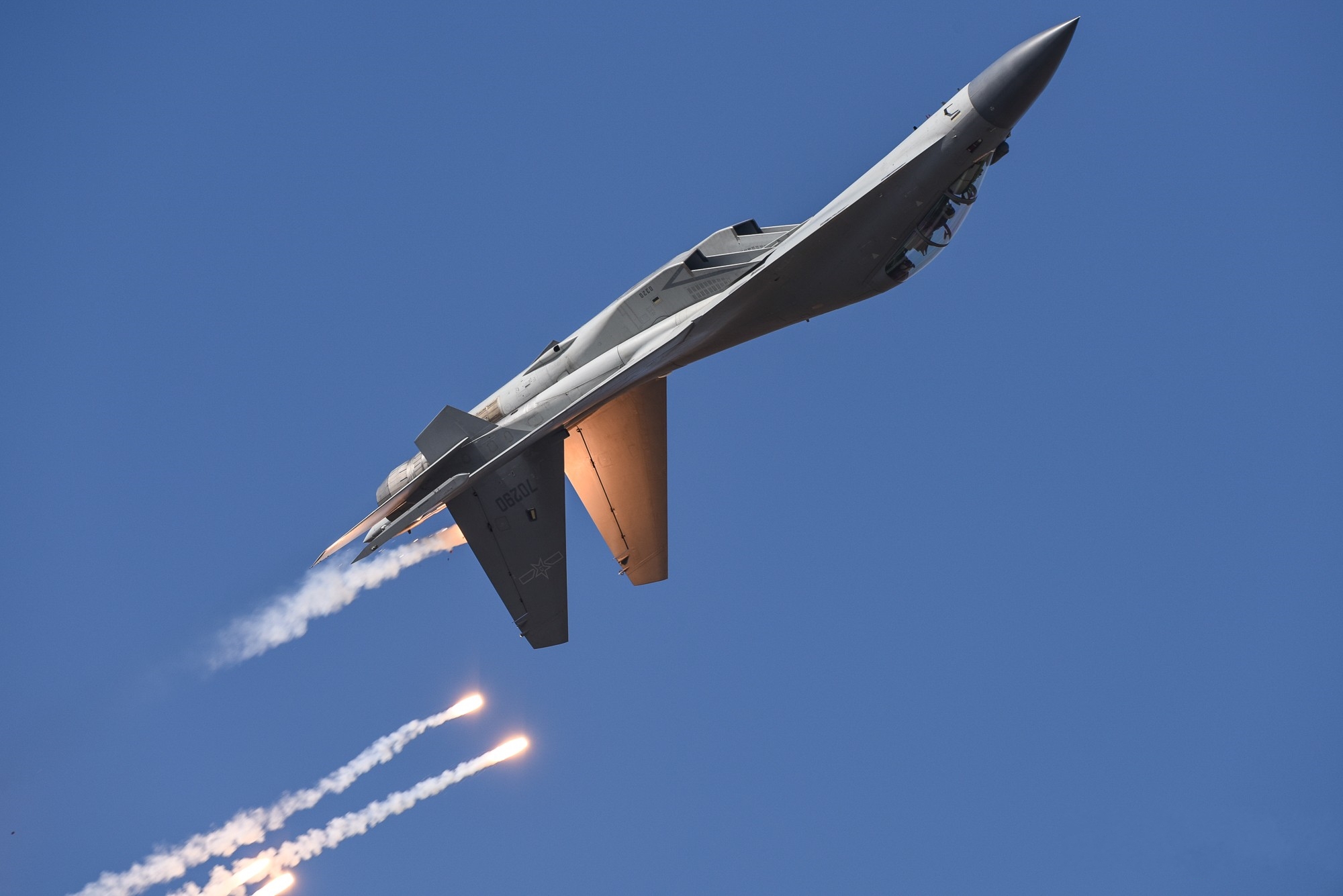 歼16也有野兽模式,目标直指美国及美国势力?伊朗能买到歼16吗?