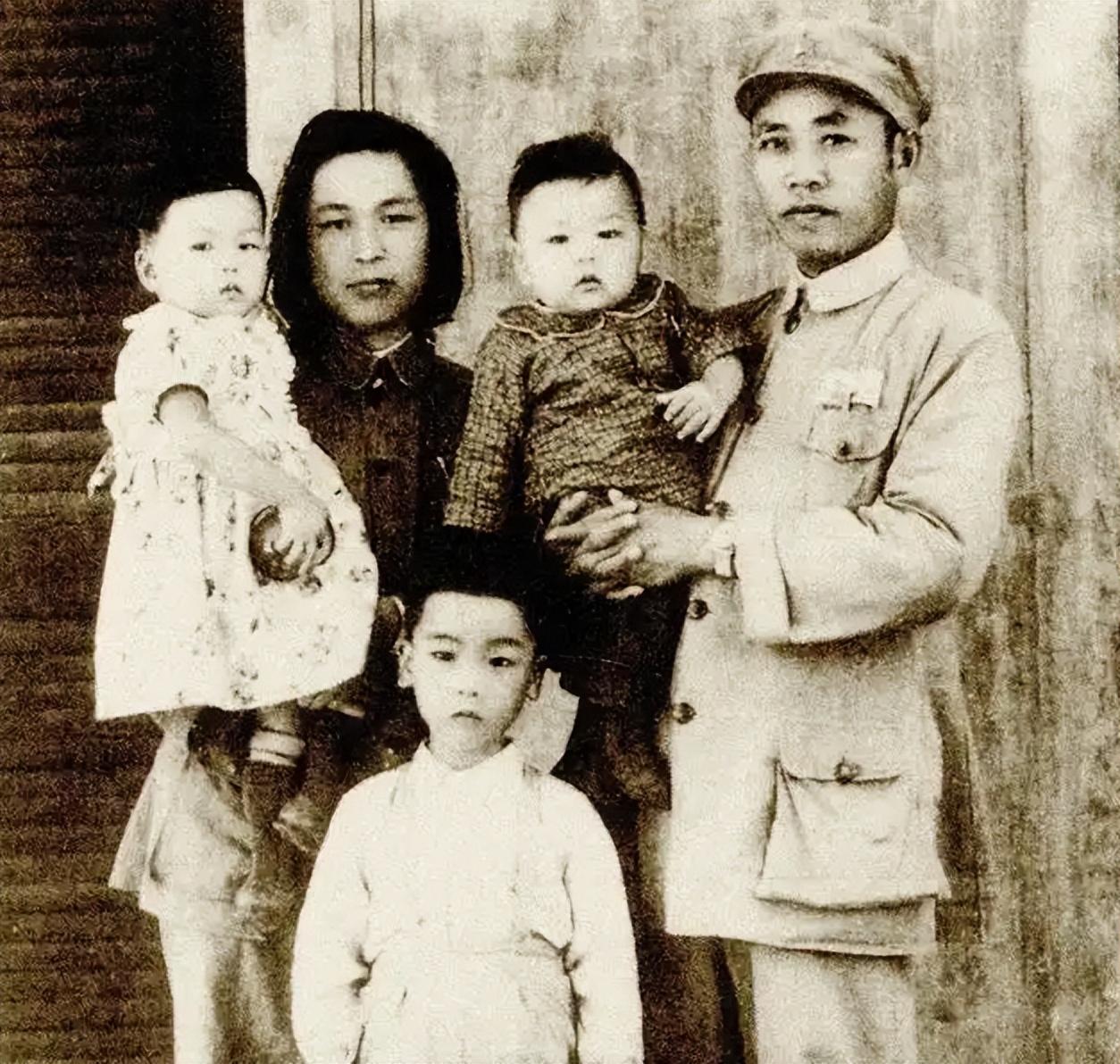 在战场上如此威风的陶勇,在自己妻子面前却是一个温柔之人,他和妻子的