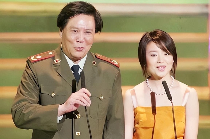 古月追悼会:挽联长达6米,女儿亲吻遗像,300名广州市民自发送行