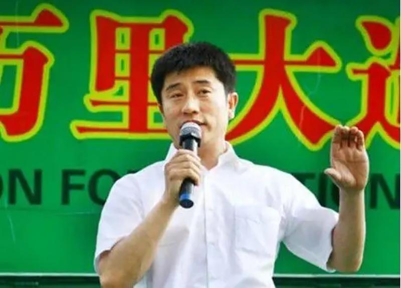 回顾东北巨骗陈相贵出演过刘老根花百万买手机号结局如何