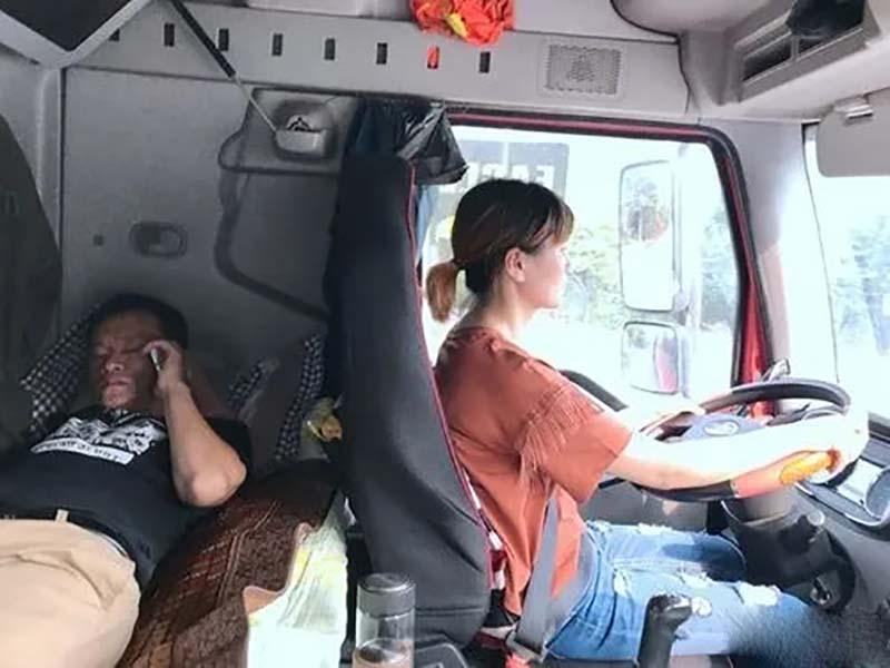 回顾卡车夫妻的真实生活一天24小时都在车上每到夜晚最难熬