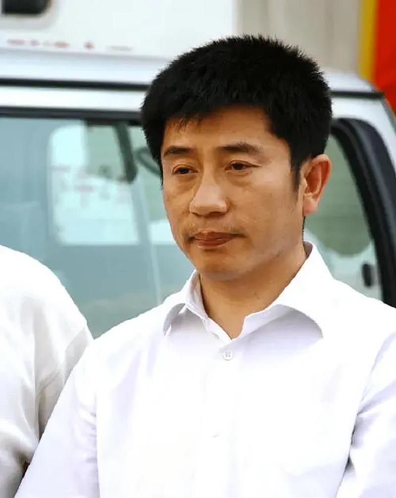 陈相贵自小出身贫寒,家里一个钢镚要掰成两半花,衣服也都是捡亲戚朋友